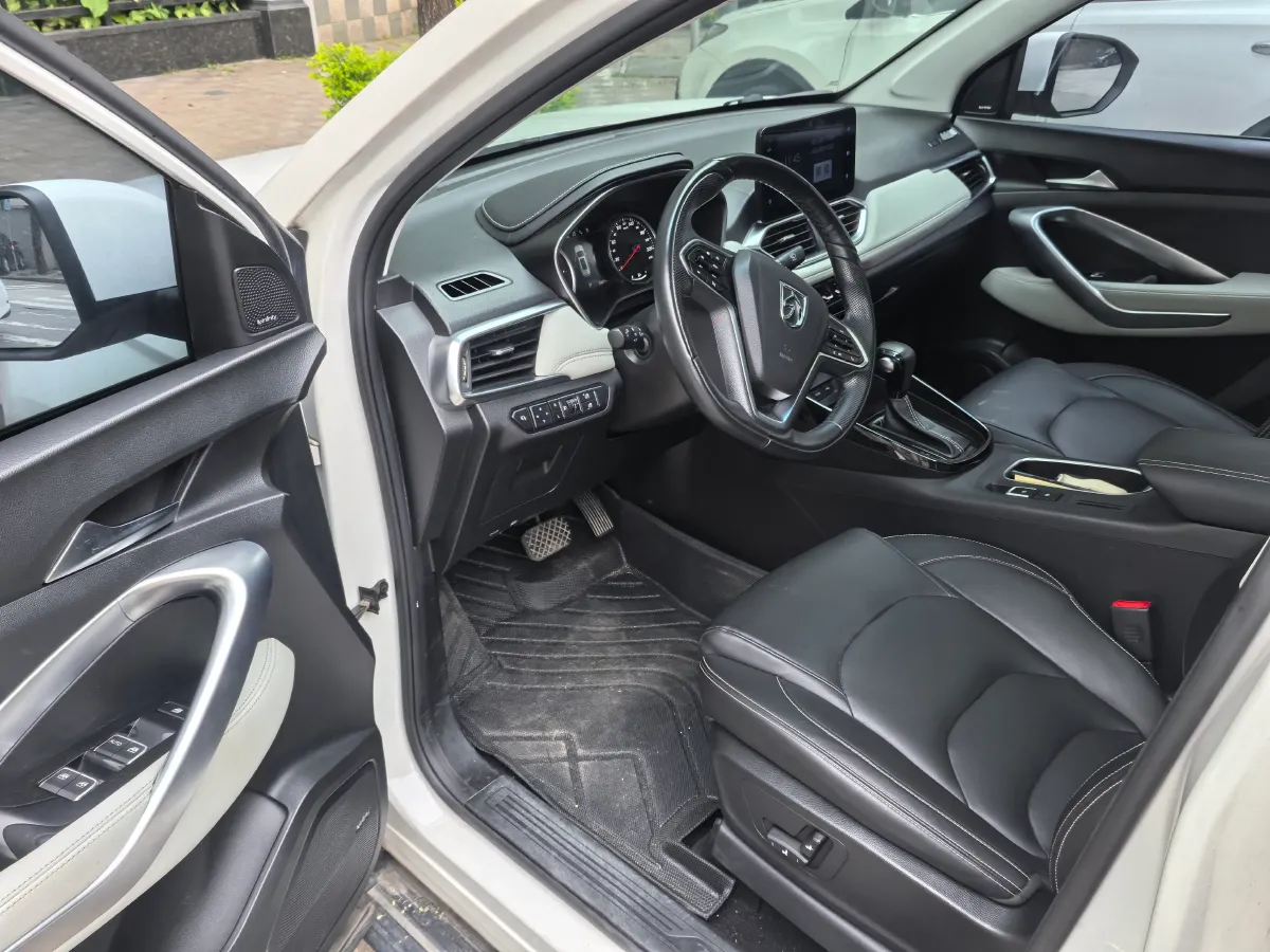 2018 BaoJun 530 1.5T 150HP L4 6DCT,autocango,china used car exporter,china ev exporter,chinese used car exporter,chinese used ev exporter