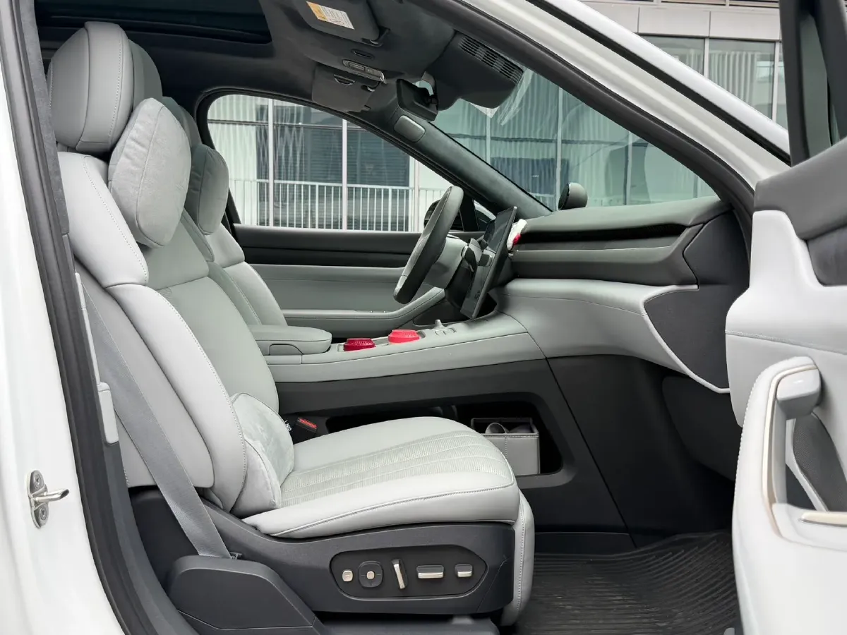 2024 Porsche Macan All-Electric BEV 100KWH,autocango,china used car exporter,china ev exporter,chinese used car exporter,chinese used ev exporter