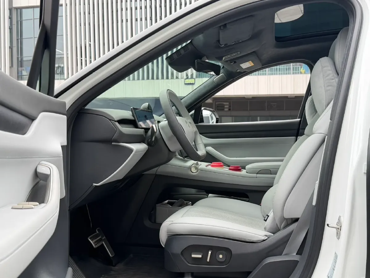 2024 Porsche Macan All-Electric BEV 100KWH,autocango,china used car exporter,china ev exporter,chinese used car exporter,chinese used ev exporter