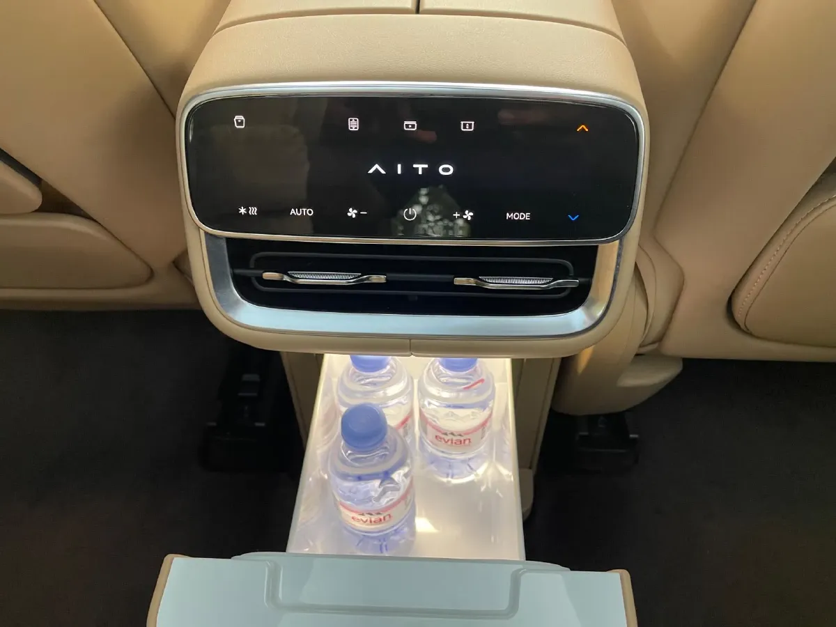 2025 AITO AITO M8 REEV 160HP REEV 53.4KWH,autocango,china used car exporter,china ev exporter,chinese used car exporter,chinese used ev exporter