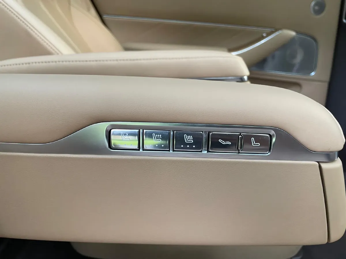 2025 AITO AITO M8 REEV 160HP REEV 53.4KWH,autocango,china used car exporter,china ev exporter,chinese used car exporter,chinese used ev exporter