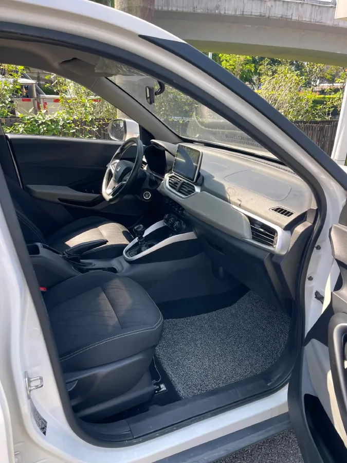 2019 BaoJun 730 1.5L 105HP L4 6MT,autocango,china used car exporter,china ev exporter,chinese used car exporter,chinese used ev exporter