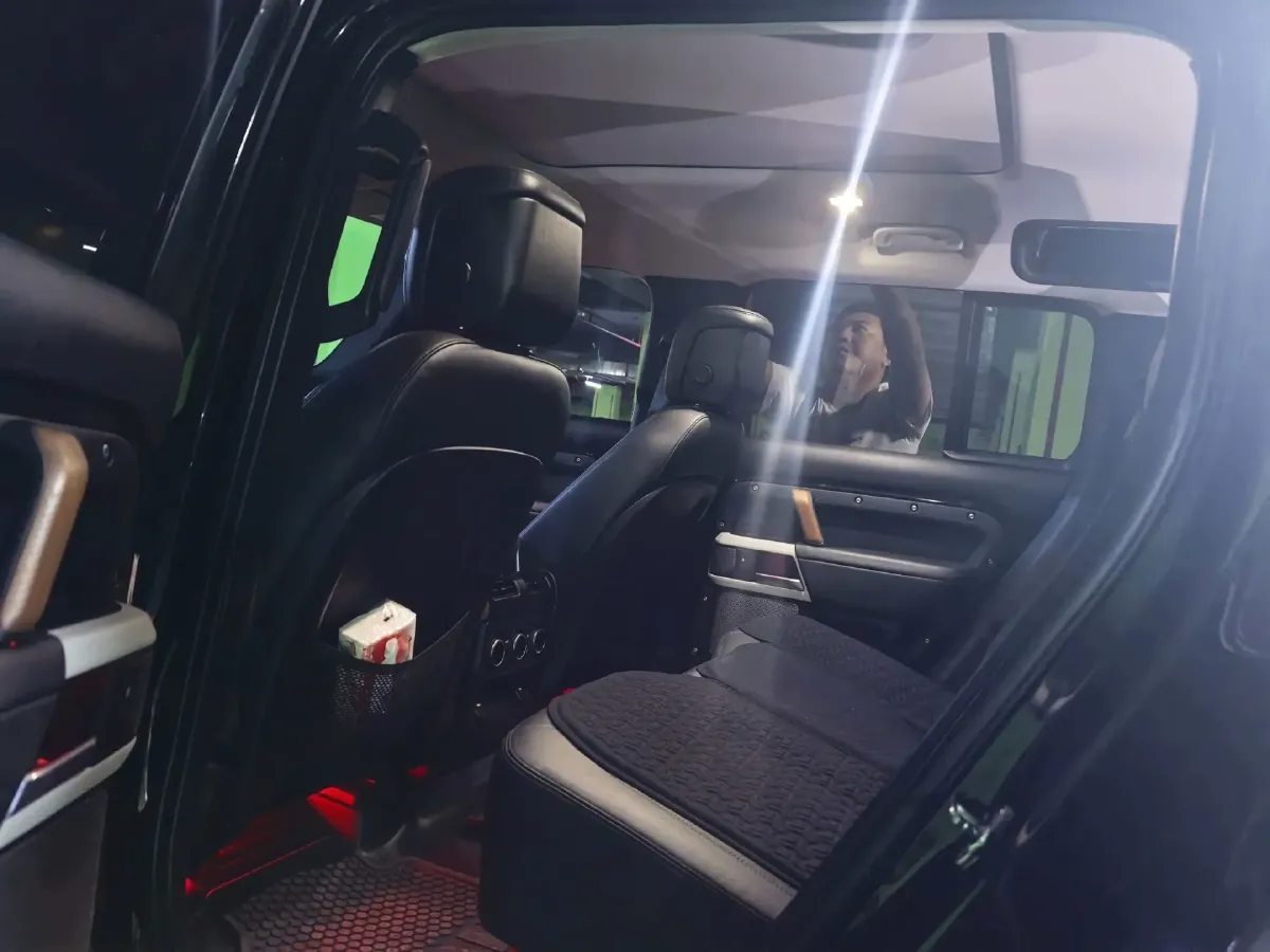 2022 Land Rover Defender 3.0T 400HP L6 8AT,autocango,china used car exporter,china ev exporter,chinese used car exporter,chinese used ev exporter