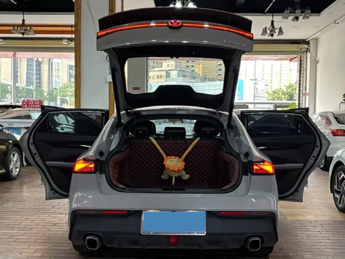 2022 ChangAn UNI-V 1.5T 188HP L4 7DCT,autocango,china used car exporter,china ev exporter,chinese used car exporter,chinese used ev exporter