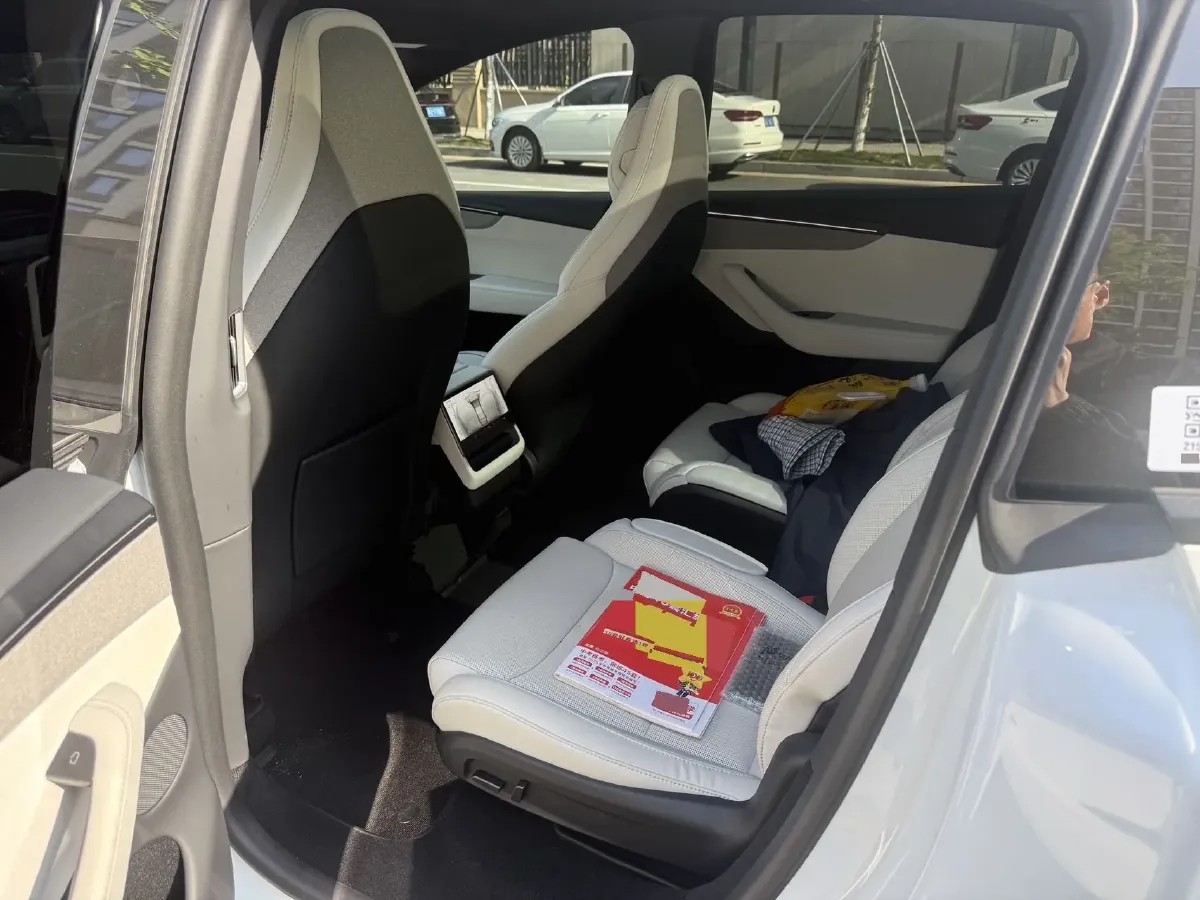 2025 Tesla Model Y L BEV,autocango,china used car exporter,china ev exporter,chinese used car exporter,chinese used ev exporter