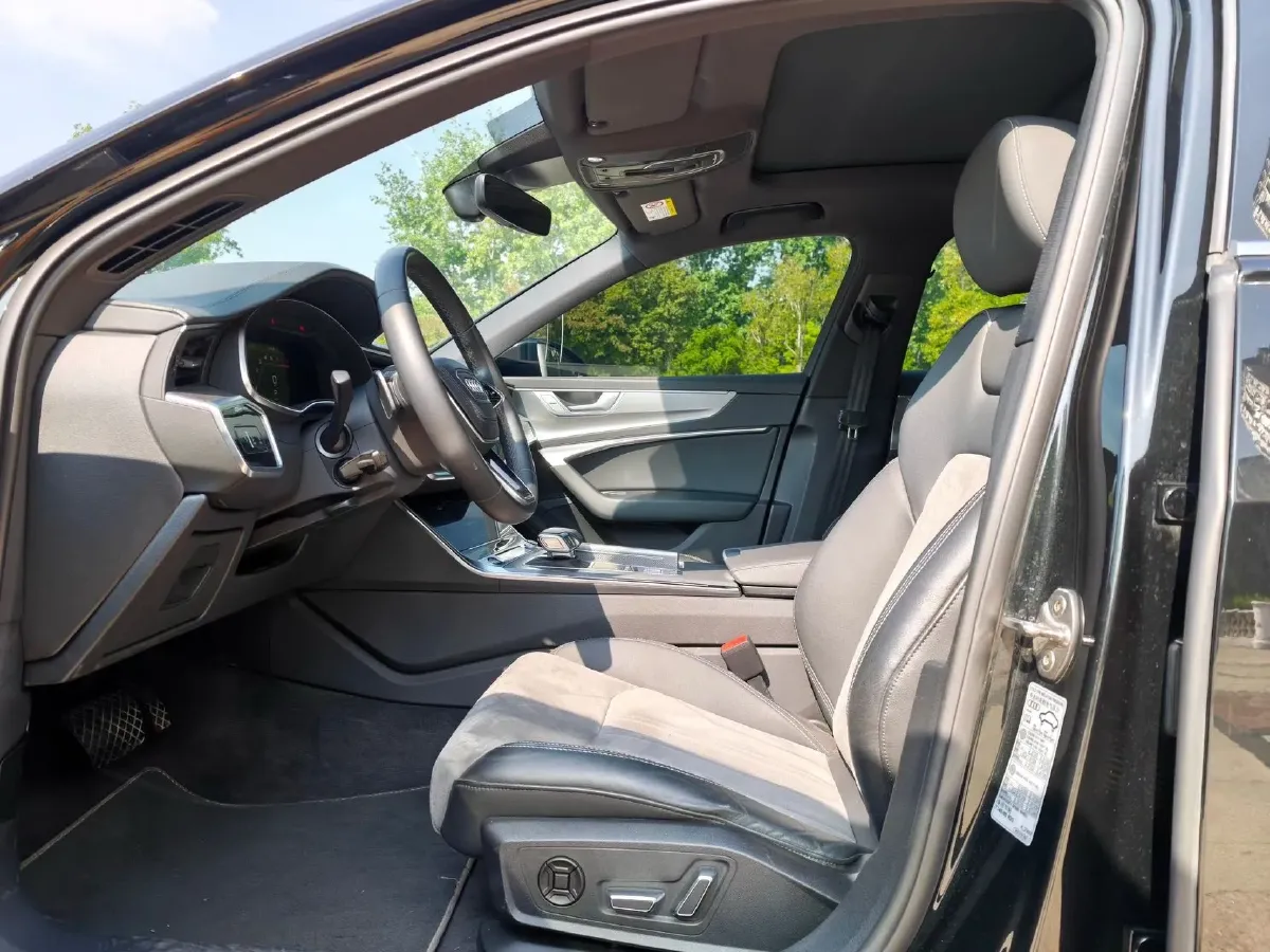 2024 Audi A6L 2.0T 190HP L4 7DCT,autocango,china used car exporter,china ev exporter,chinese used car exporter,chinese used ev exporter