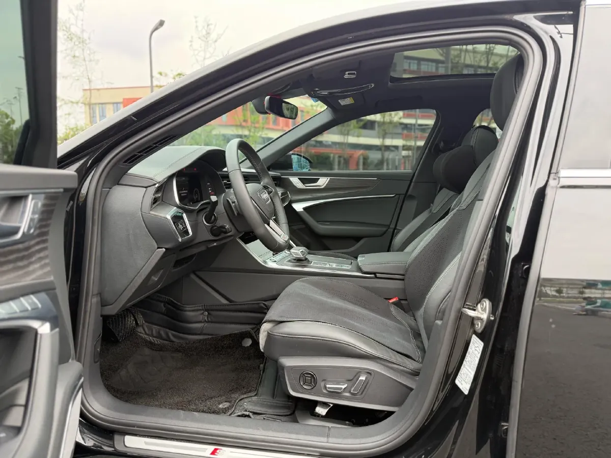 2024 Audi A6L 2.0T 245HP L4 7DCT,autocango,china used car exporter,china ev exporter,chinese used car exporter,chinese used ev exporter
