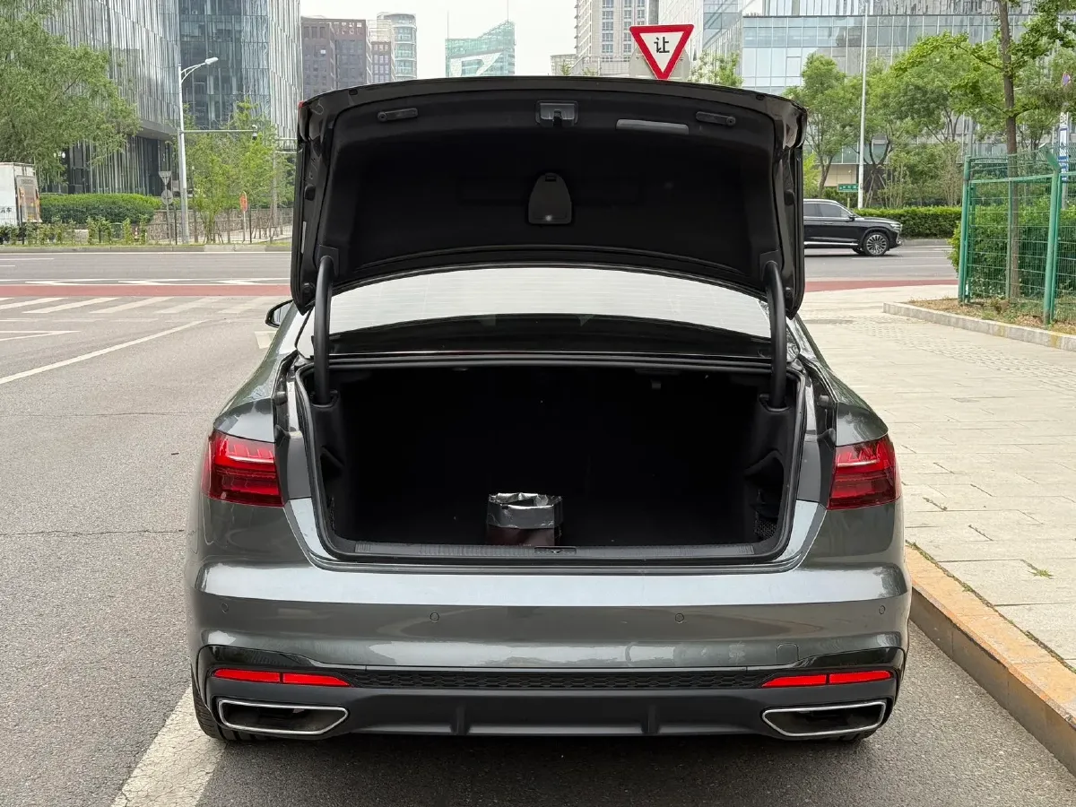 2022 Audi A4L 2.0T 190HP L4 7DCT,autocango,china used car exporter,china ev exporter,chinese used car exporter,chinese used ev exporter