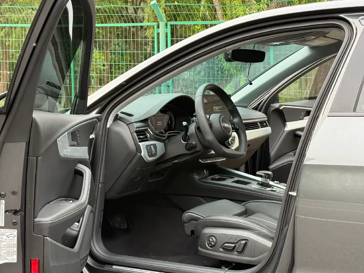 2022 Audi A4L 2.0T 190HP L4 7DCT,autocango,china used car exporter,china ev exporter,chinese used car exporter,chinese used ev exporter