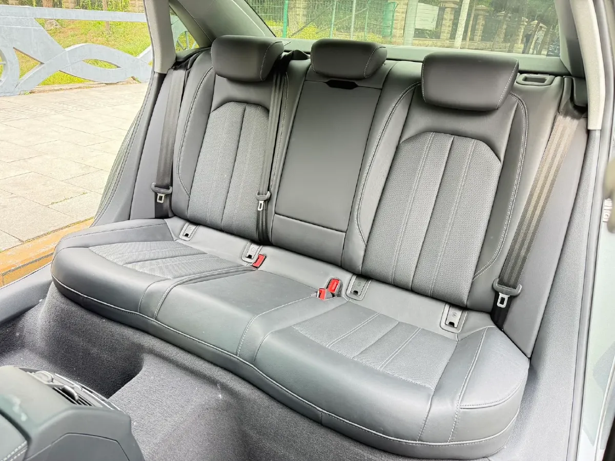 2022 Audi A4L 2.0T 190HP L4 7DCT,autocango,china used car exporter,china ev exporter,chinese used car exporter,chinese used ev exporter