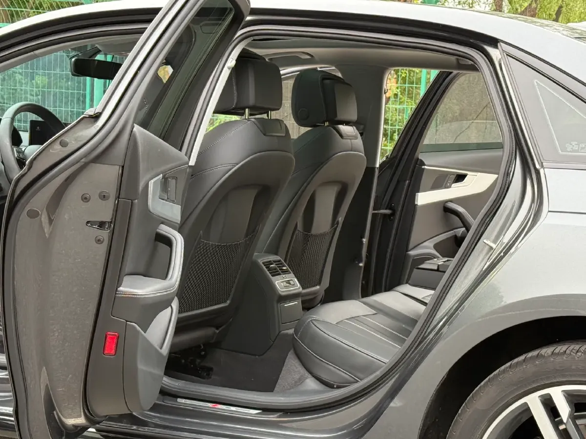 2022 Audi A4L 2.0T 190HP L4 7DCT,autocango,china used car exporter,china ev exporter,chinese used car exporter,chinese used ev exporter