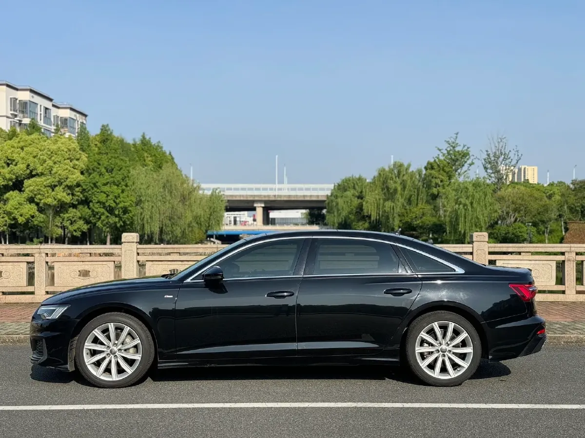 2022 Audi A6L 2.0T 224HP L4 7DCT,autocango,china used car exporter,china ev exporter,chinese used car exporter,chinese used ev exporter