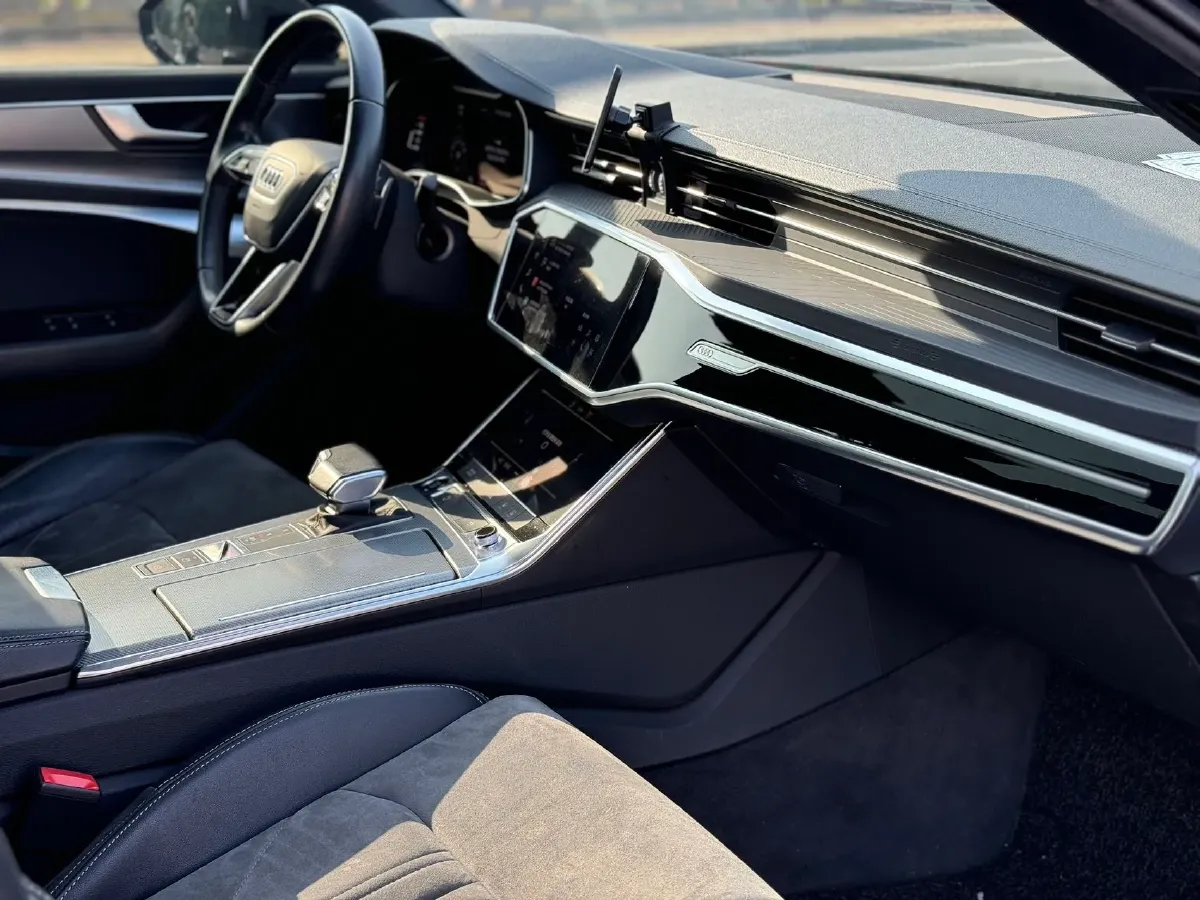 2022 Audi A6L 2.0T 224HP L4 7DCT,autocango,china used car exporter,china ev exporter,chinese used car exporter,chinese used ev exporter