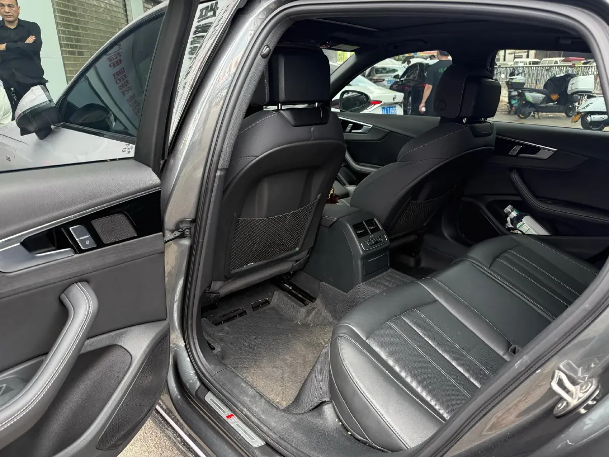 2024 Audi A4L 2.0T 190HP L4 7DCT,autocango,china used car exporter,china ev exporter,chinese used car exporter,chinese used ev exporter