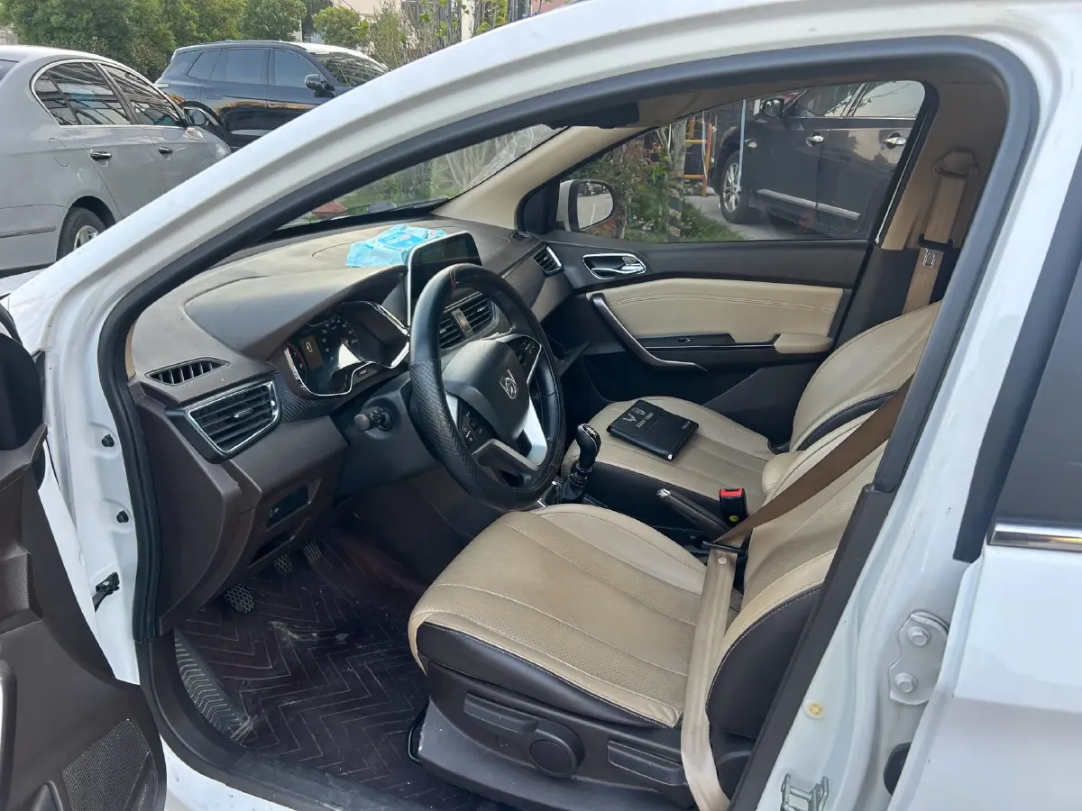 2017 BaoJun 310W 1.5L 112HP L4 6MT,autocango,china used car exporter,china ev exporter,chinese used car exporter,chinese used ev exporter