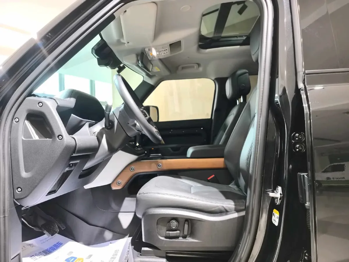 2023 Land Rover Defender 3.0T 400HP L6 8AT,autocango,china used car exporter,china ev exporter,chinese used car exporter,chinese used ev exporter