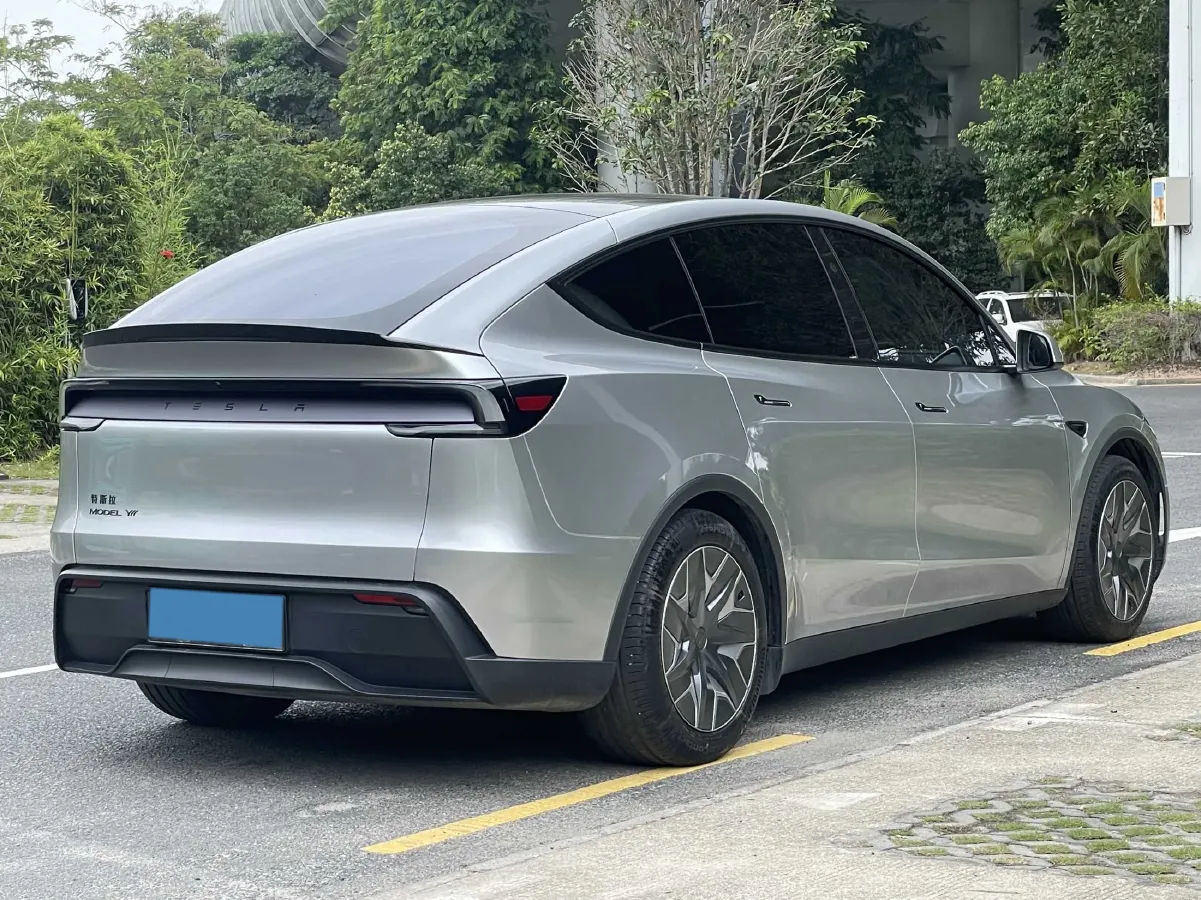 2025 Tesla Model Y L BEV,autocango,china used car exporter,china ev exporter,chinese used car exporter,chinese used ev exporter