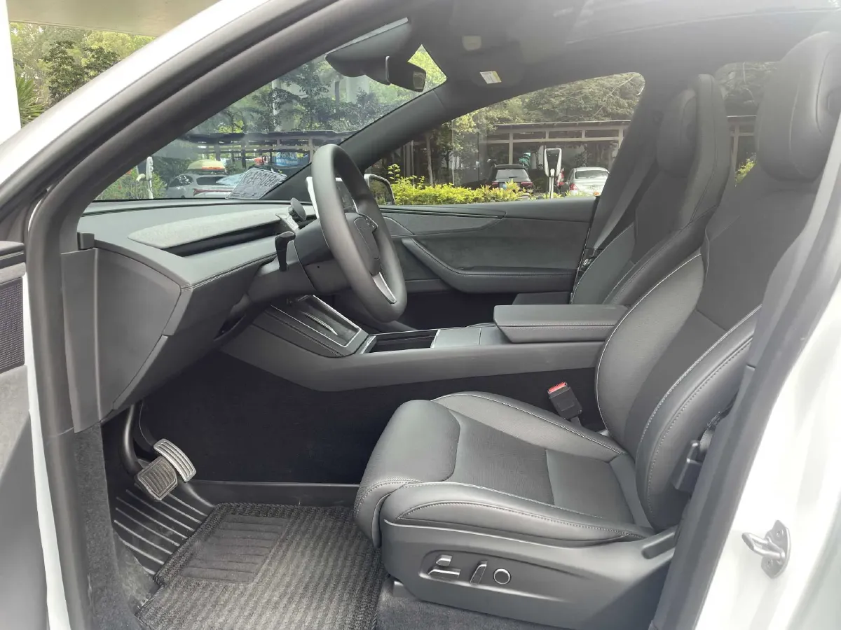 2025 Tesla Model Y L BEV,autocango,china used car exporter,china ev exporter,chinese used car exporter,chinese used ev exporter