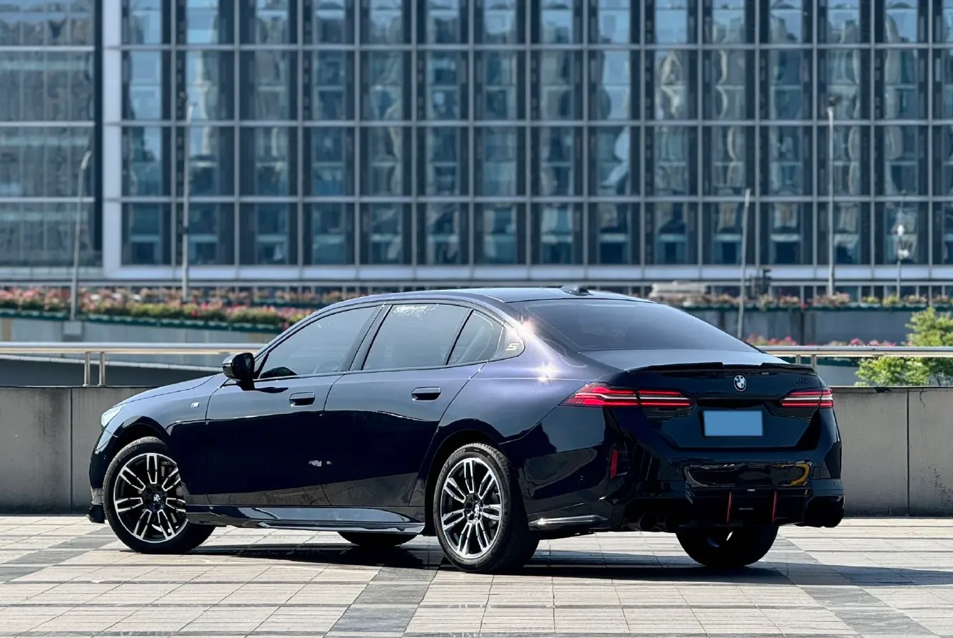 2025 BMW 5 Series 2.0T 258HP L4 8AT,autocango,china used car exporter,china ev exporter,chinese used car exporter,chinese used ev exporter