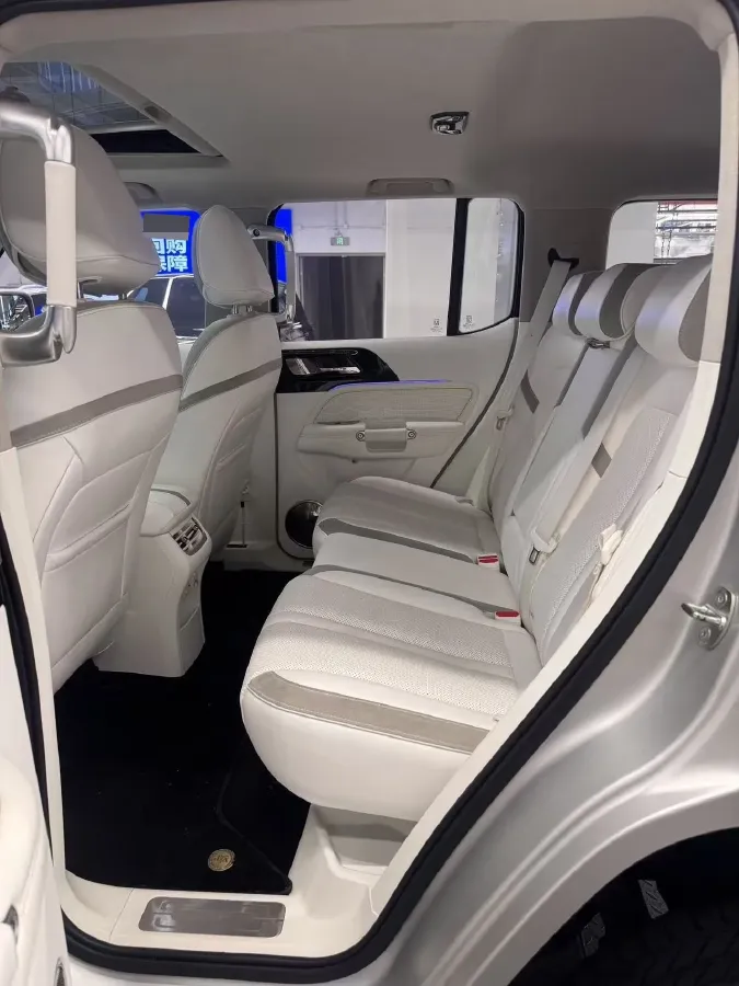 2021 Cyberspace 300 2.0T 227HP L4 8AT,autocango,china used car exporter,china ev exporter,chinese used car exporter,chinese used ev exporter