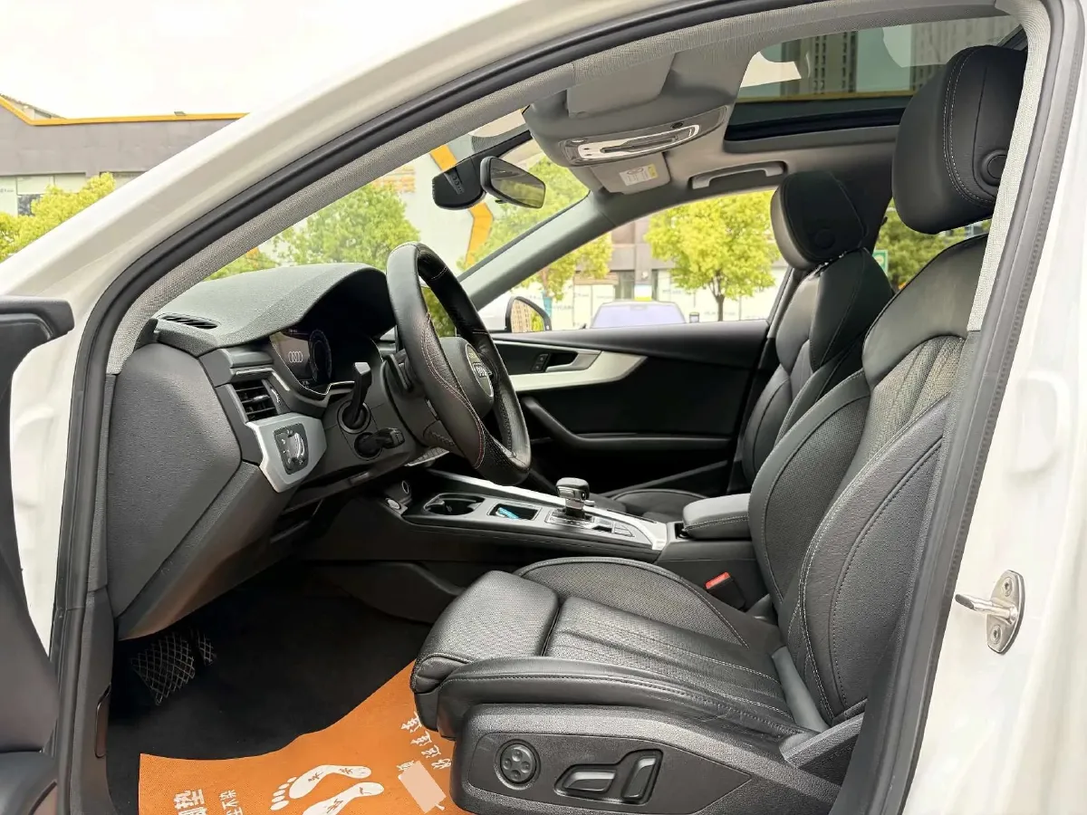 2020 Audi A4L 2.0T 190HP L4 7DCT,autocango,china used car exporter,china ev exporter,chinese used car exporter,chinese used ev exporter