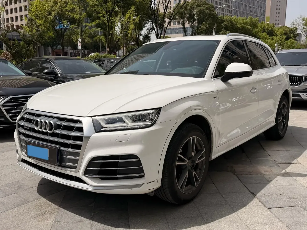 2020 Audi Q5L 2.0T 190HP L4 7DCT,autocango,china used car exporter,china ev exporter,chinese used car exporter,chinese used ev exporter