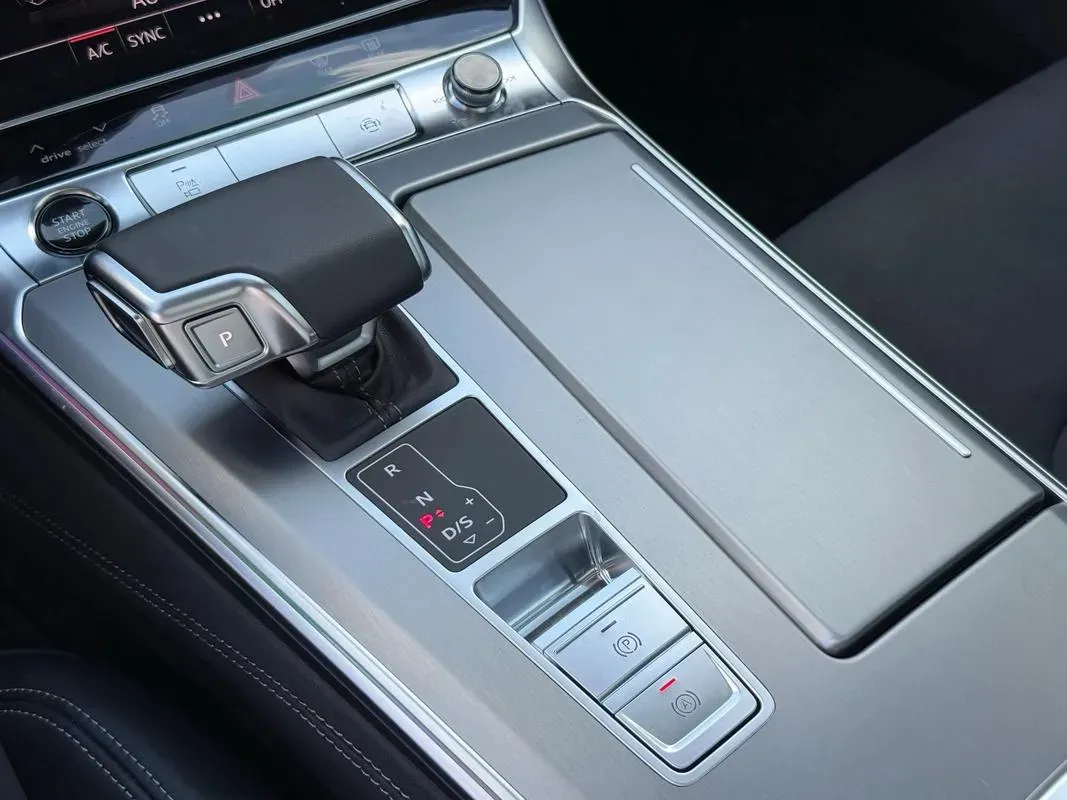 2024 Audi A7L 2.0T 245HP L4 7DCT,autocango,china used car exporter,china ev exporter,chinese used car exporter,chinese used ev exporter