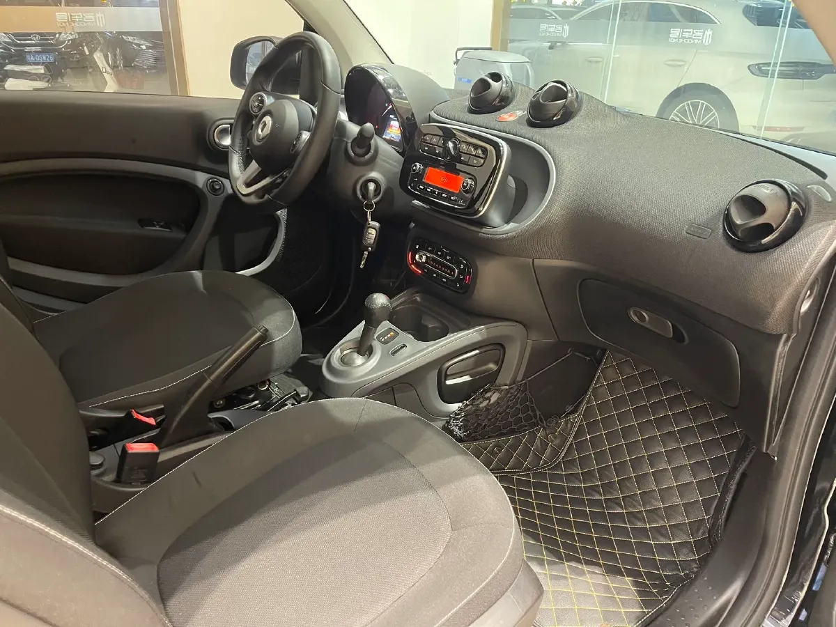 2019 Smart smart fortwo 0.9T 90HP L3 6DCT,autocango,china used car exporter,china ev exporter,chinese used car exporter,chinese used ev exporter