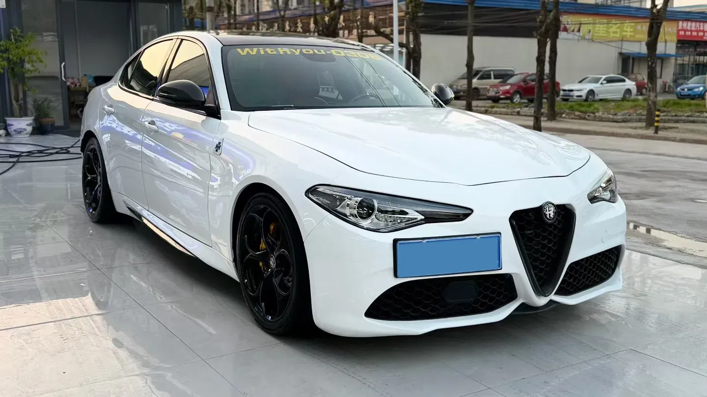 2017 Alfa Romeo Giulia 2.0T 280HP L4 8AT,autocango,china used car exporter,china ev exporter,chinese used car exporter,chinese used ev exporter