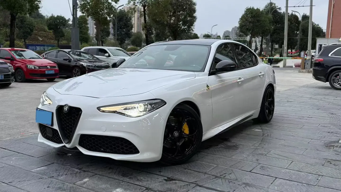 2017 Alfa Romeo Giulia 2.0T 280HP L4 8AT,autocango,china used car exporter,china ev exporter,chinese used car exporter,chinese used ev exporter