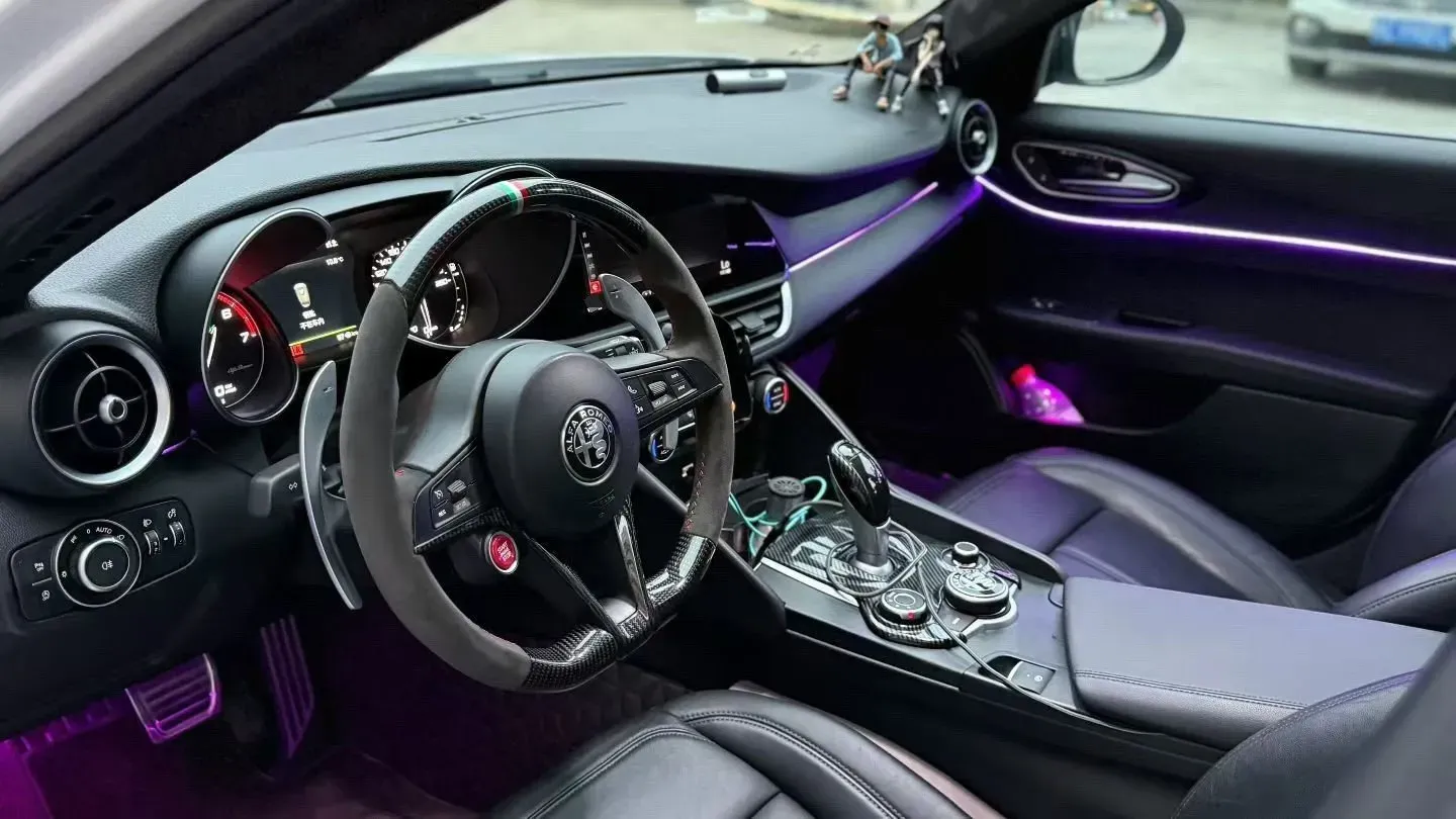 2017 Alfa Romeo Giulia 2.0T 280HP L4 8AT,autocango,china used car exporter,china ev exporter,chinese used car exporter,chinese used ev exporter