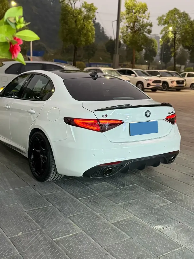 2017 Alfa Romeo Giulia 2.0T 280HP L4 8AT,autocango,china used car exporter,china ev exporter,chinese used car exporter,chinese used ev exporter