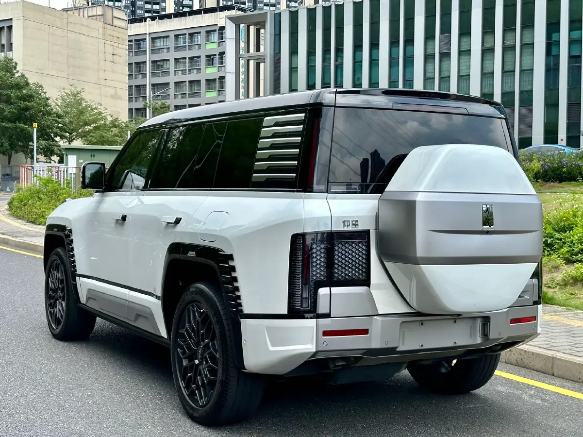 2023 YangWang U8 2.0T 272HP L4 REEV 49.05KWH,autocango,china used car exporter,china ev exporter,chinese used car exporter,chinese used ev exporter