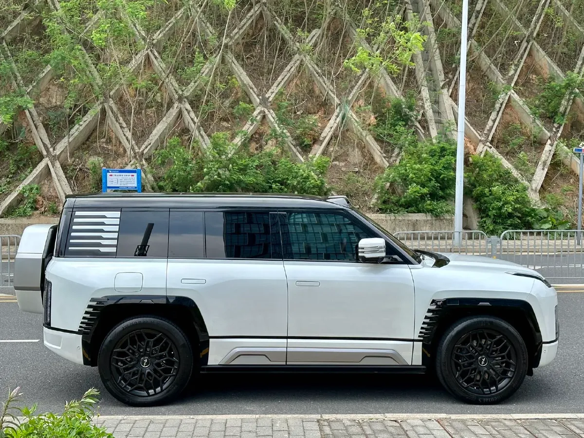 2023 YangWang U8 2.0T 272HP L4 REEV 49.05KWH,autocango,china used car exporter,china ev exporter,chinese used car exporter,chinese used ev exporter
