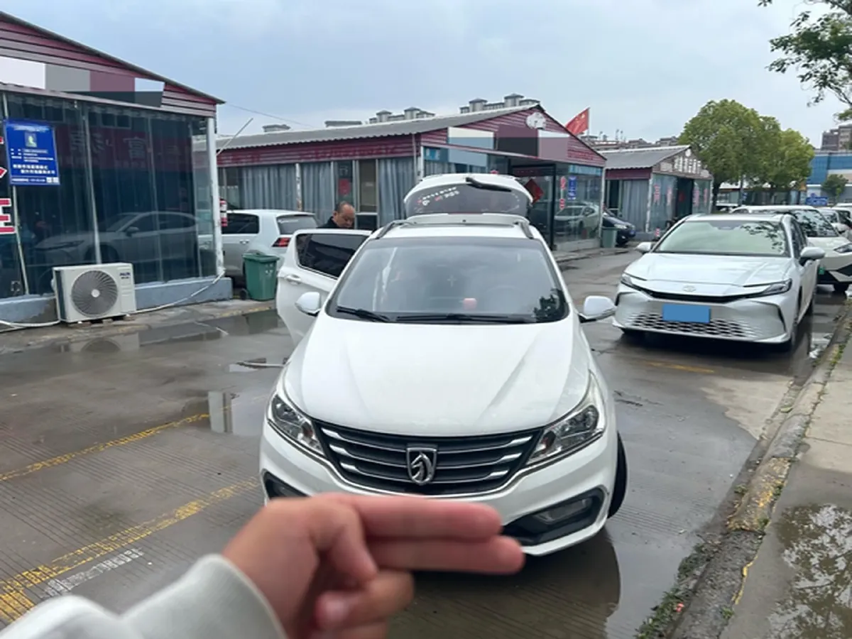 2016 BaoJun 310 1.2L 82HP L4 5MT,autocango,china used car exporter,china ev exporter,chinese used car exporter,chinese used ev exporter