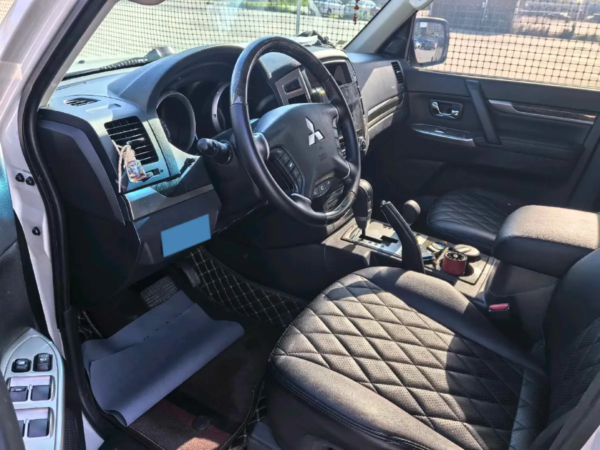 2020 Mitsubishi Pajero 3.0L 174HP V6 5AT,autocango,china used car exporter,china ev exporter,chinese used car exporter,chinese used ev exporter