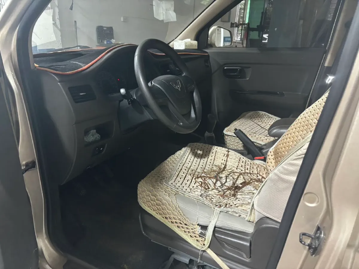 2018 WuLing RongGuang V 1.5L 112HP L4 5MT,autocango,china used car exporter,china ev exporter,chinese used car exporter,chinese used ev exporter