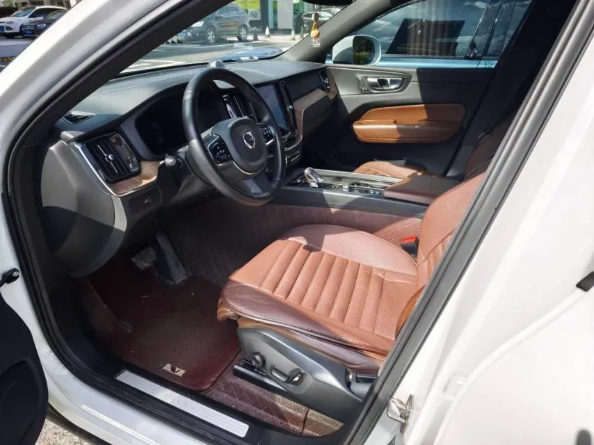 2023 Volvo XC60 2.0T 250HP L4 8AT,autocango,china used car exporter,china ev exporter,chinese used car exporter,chinese used ev exporter