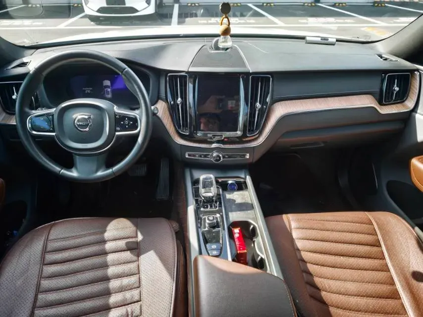 2023 Volvo XC60 2.0T 250HP L4 8AT,autocango,china used car exporter,china ev exporter,chinese used car exporter,chinese used ev exporter