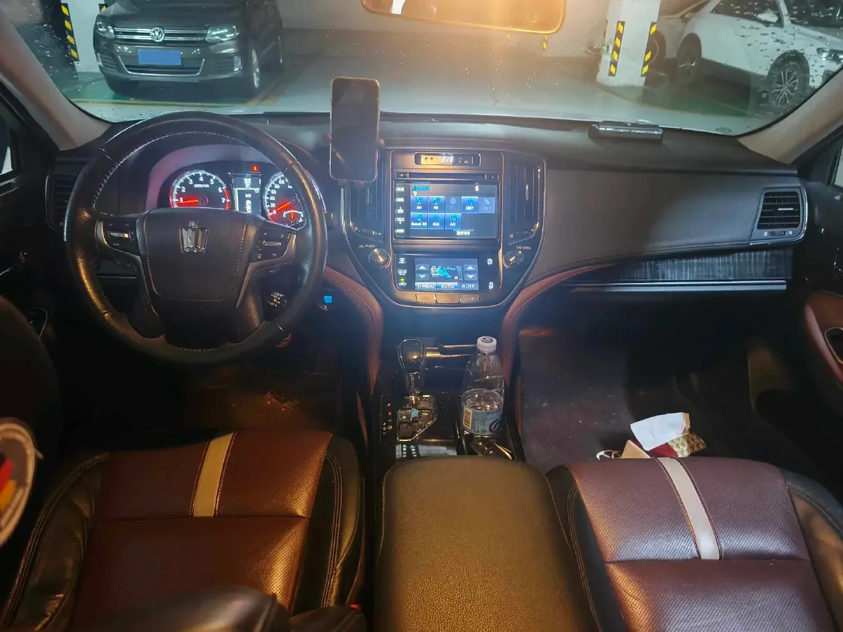 2017 Toyota Crown 2.0T 235HP L4 8AT,autocango,china used car exporter,china ev exporter,chinese used car exporter,chinese used ev exporter