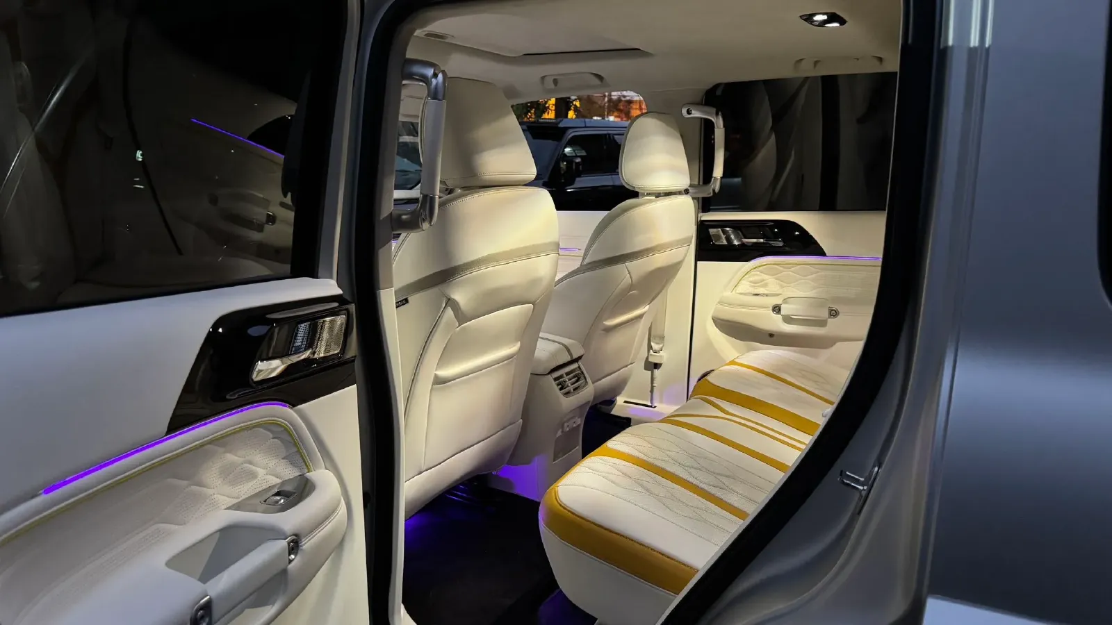 2021 Cyberspace 300 2.0T 227HP L4 8AT,autocango,china used car exporter,china ev exporter,chinese used car exporter,chinese used ev exporter