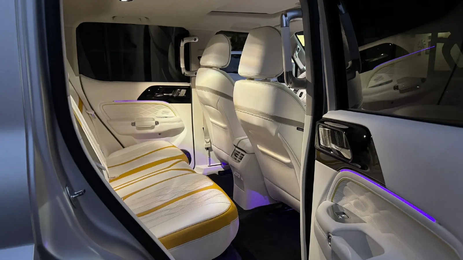 2021 Cyberspace 300 2.0T 227HP L4 8AT,autocango,china used car exporter,china ev exporter,chinese used car exporter,chinese used ev exporter