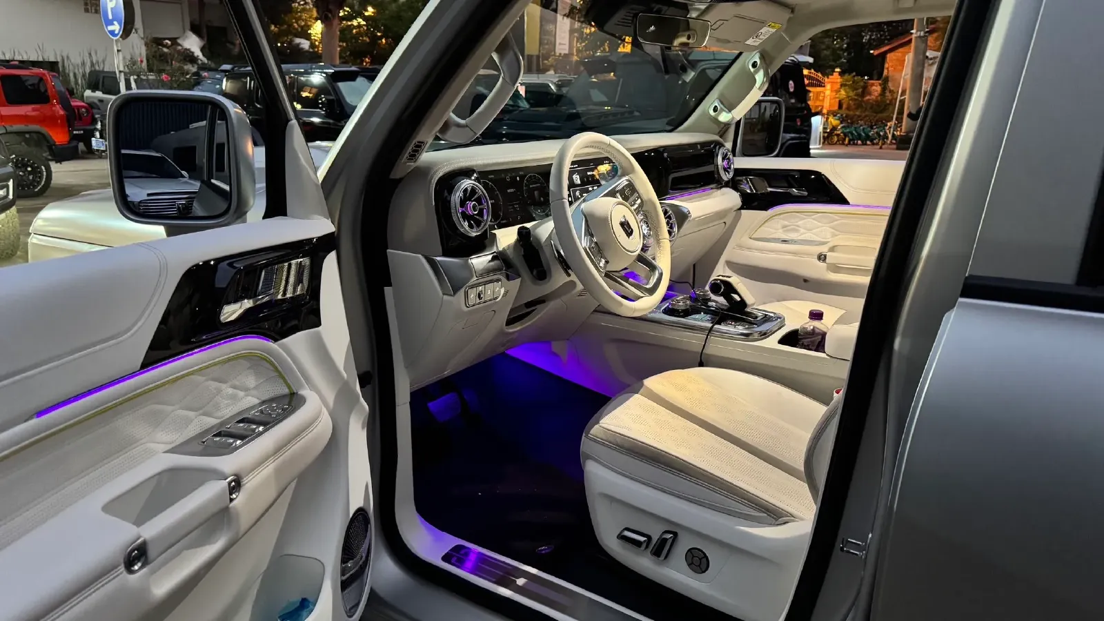 2021 Cyberspace 300 2.0T 227HP L4 8AT,autocango,china used car exporter,china ev exporter,chinese used car exporter,chinese used ev exporter