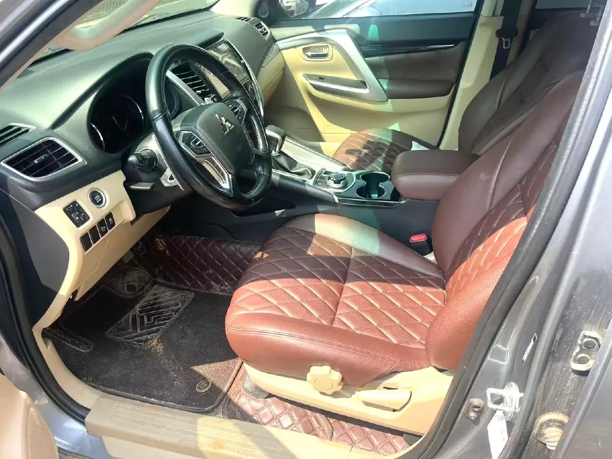 2019 Mitsubishi Pajero 3.0L 209HP V6 8AT,autocango,china used car exporter,china ev exporter,chinese used car exporter,chinese used ev exporter