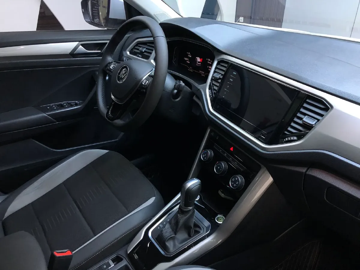 2022 Volkswagen T-Roc 1.4T 150HP L4 7DCT,autocango,china used car exporter,china ev exporter,chinese used car exporter,chinese used ev exporter