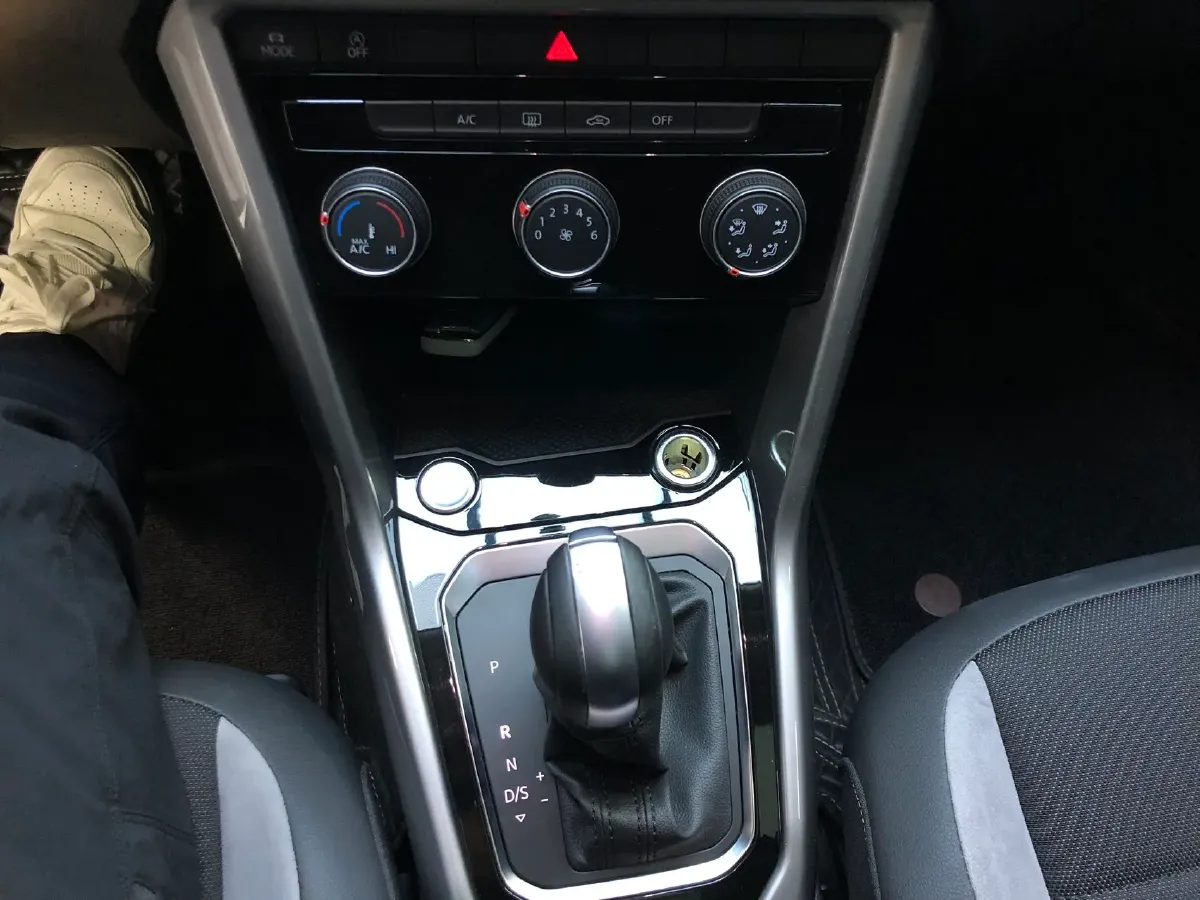 2022 Volkswagen T-Roc 1.4T 150HP L4 7DCT,autocango,china used car exporter,china ev exporter,chinese used car exporter,chinese used ev exporter