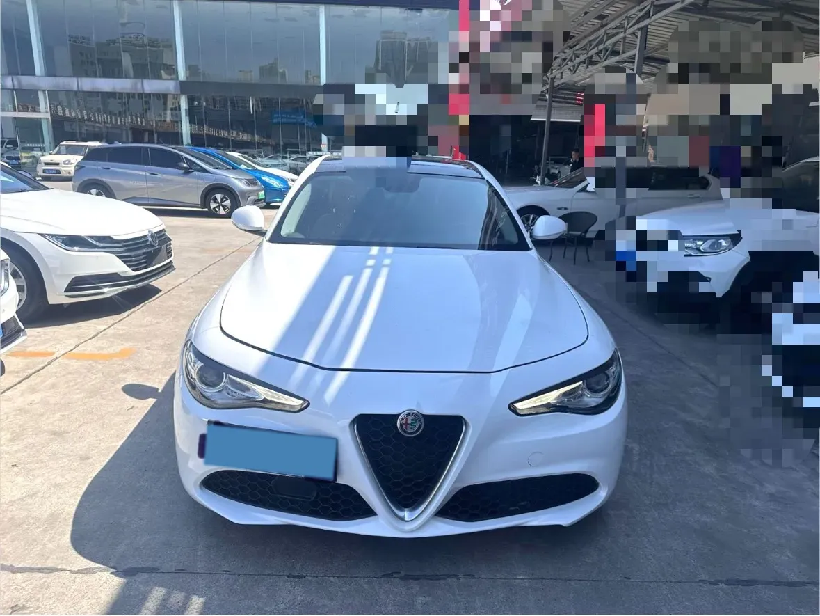 2017 Alfa Romeo Giulia 2.0T 200HP L4 8AT,autocango,china used car exporter,china ev exporter,chinese used car exporter,chinese used ev exporter