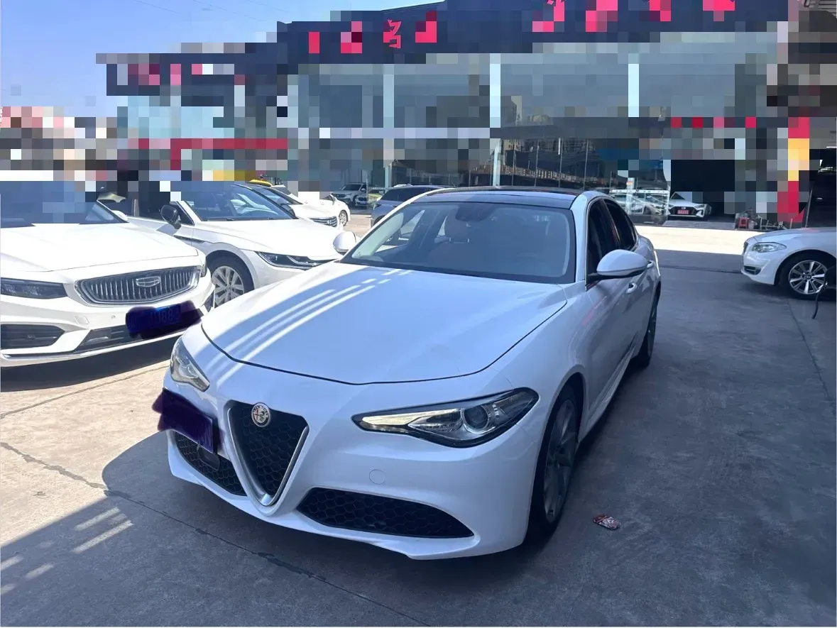 2017 Alfa Romeo Giulia 2.0T 200HP L4 8AT,autocango,china used car exporter,china ev exporter,chinese used car exporter,chinese used ev exporter