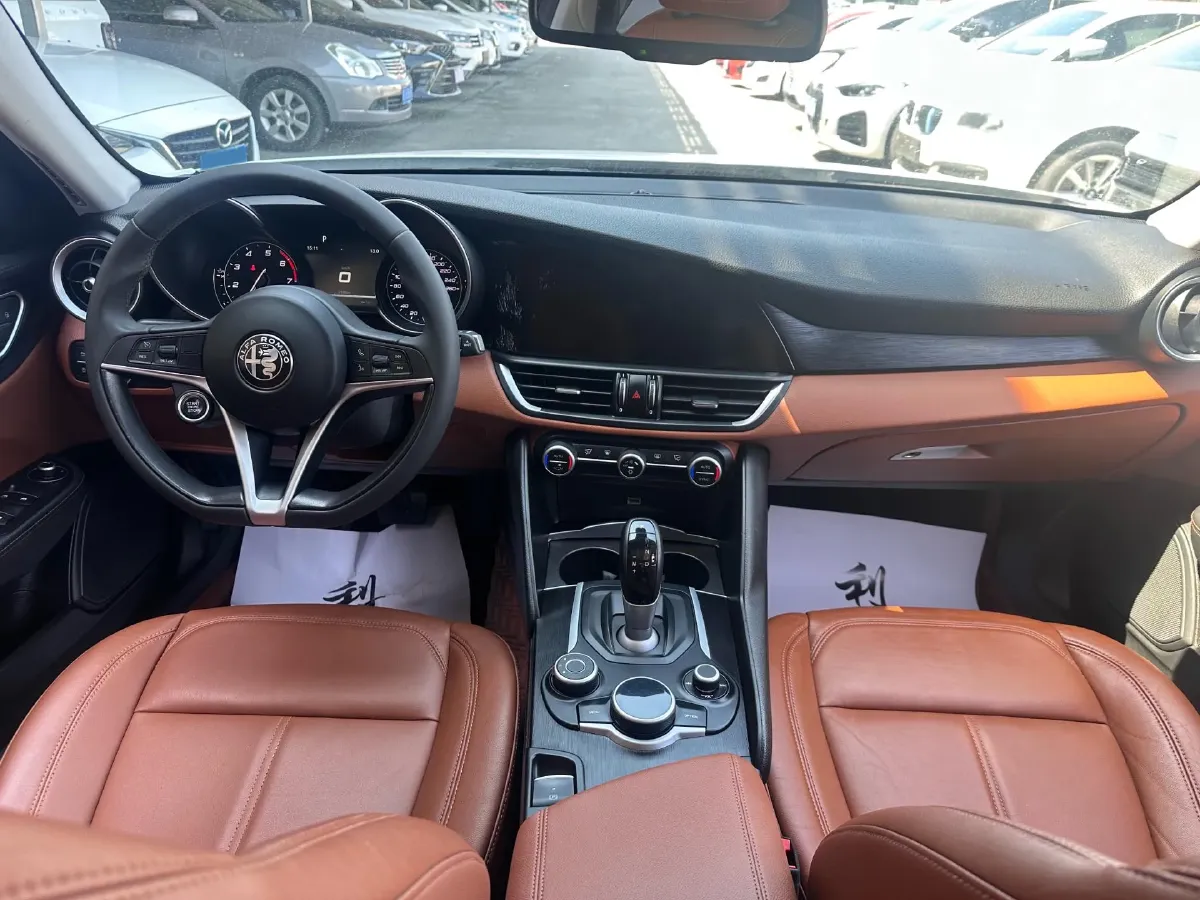 2017 Alfa Romeo Giulia 2.0T 200HP L4 8AT,autocango,china used car exporter,china ev exporter,chinese used car exporter,chinese used ev exporter