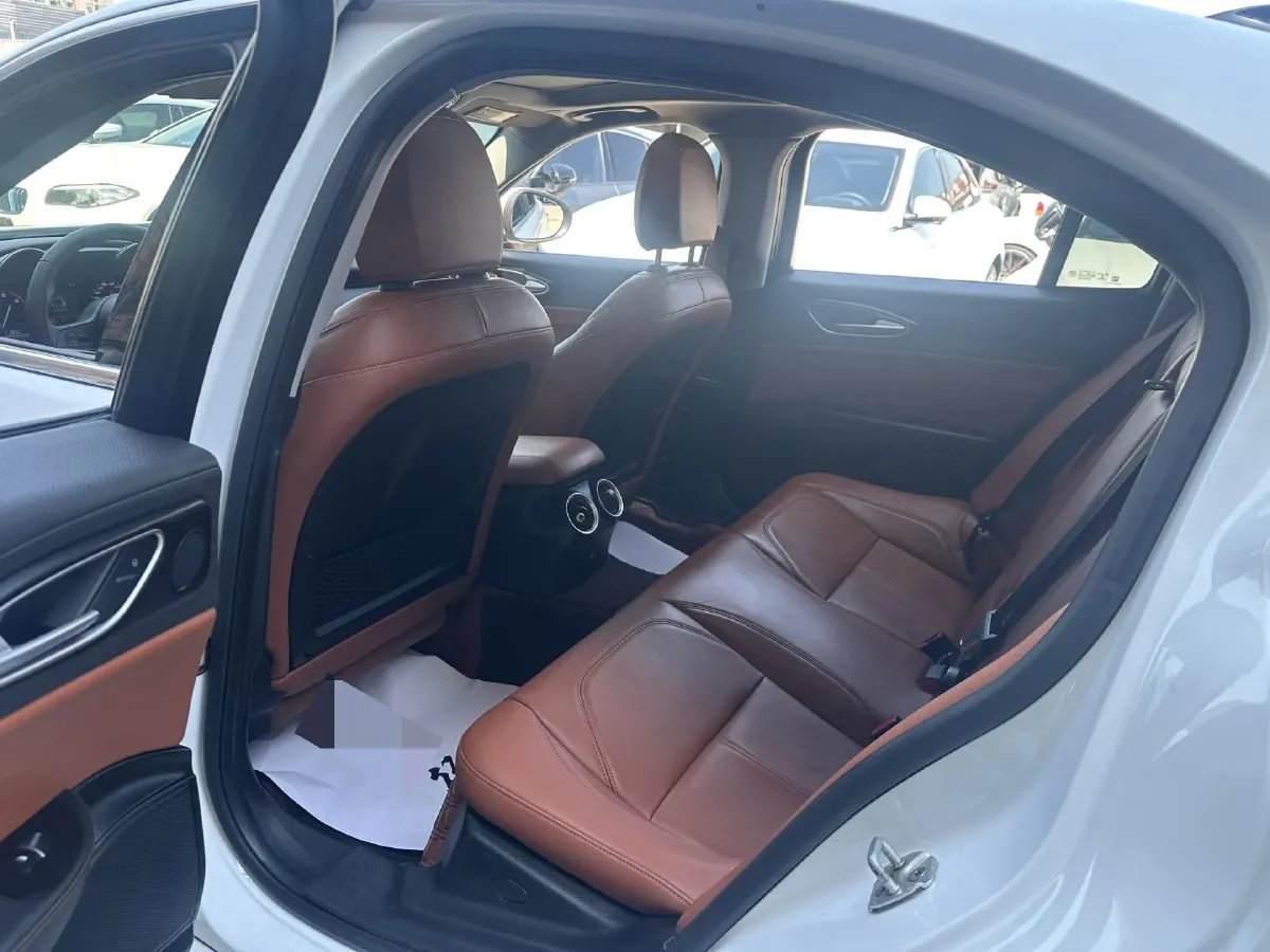 2017 Alfa Romeo Giulia 2.0T 200HP L4 8AT,autocango,china used car exporter,china ev exporter,chinese used car exporter,chinese used ev exporter
